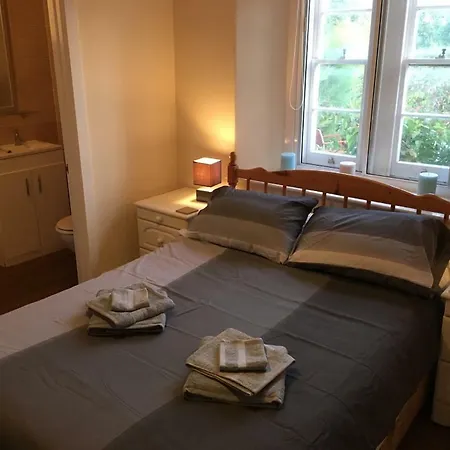Holly Grove - Homestay Бристоль